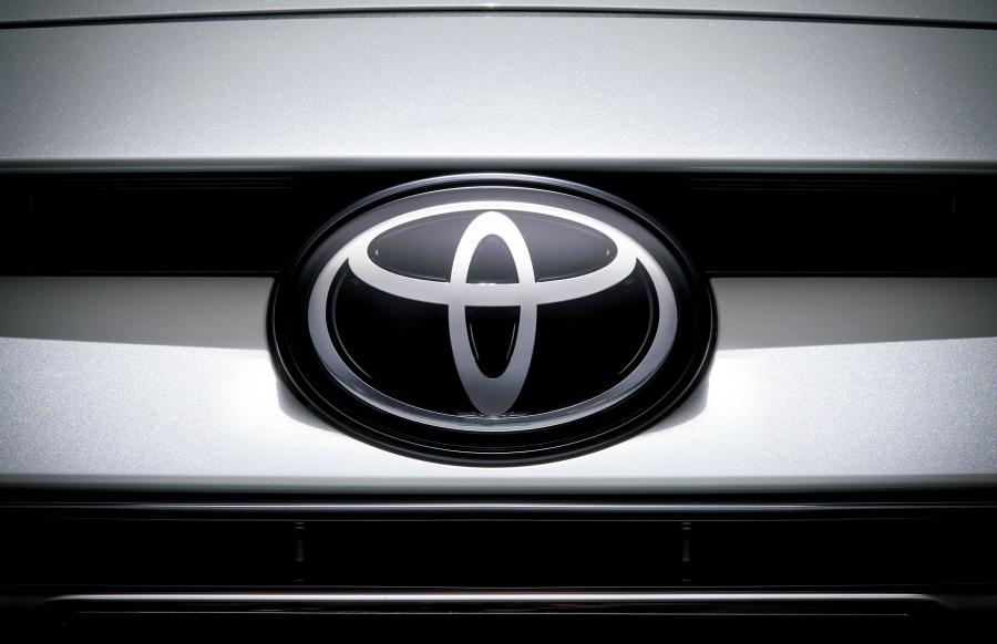 Логотип Toyota Prius PHV GR Sport 2017 года  (JP) (фото 3 из 4)